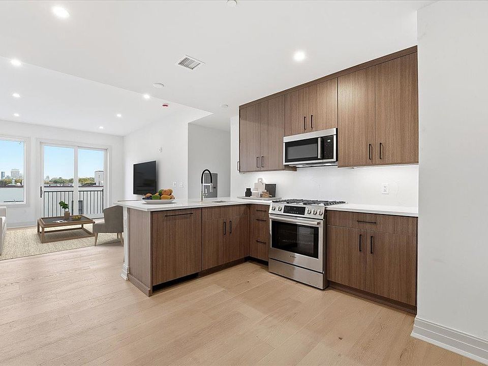 1st image of 921 Madison St #304