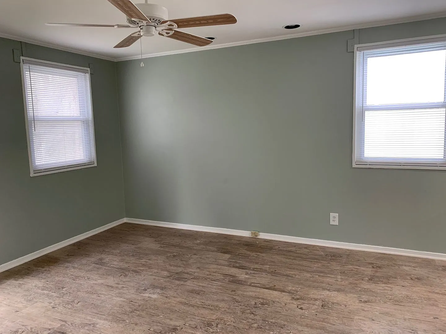 Adorable 2 Bedroom End Unit Convenient to W. Friendly Ave — Photo 4