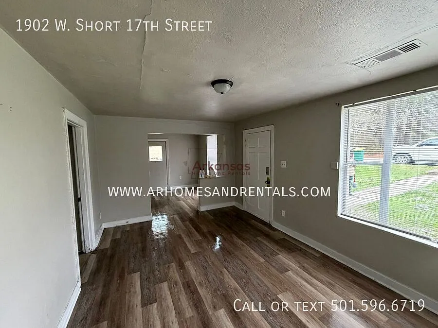 1902 W. Short 17th Street | 2 Bedrooms | 1 Full Bathroom ~ 1/2 Off First Month's Rent — Photo 2