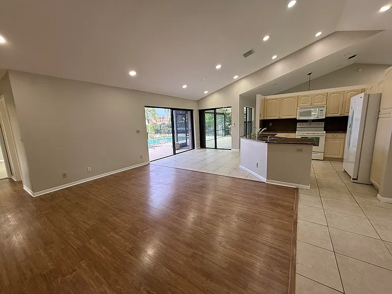 9215 Sun Pointe Dr — Photo 7