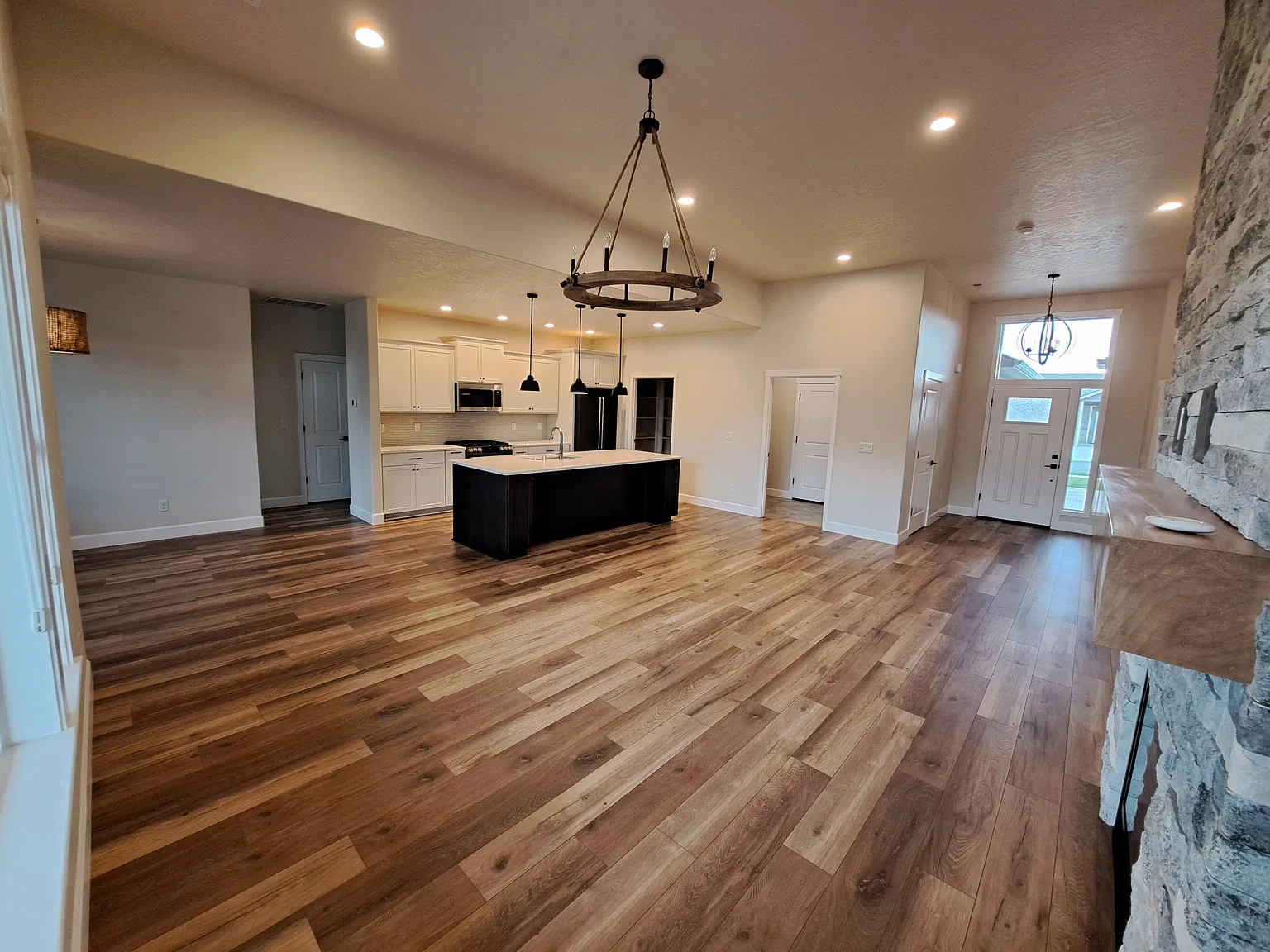 4 bed, 1881 sqft, $2,595 — Photo 2