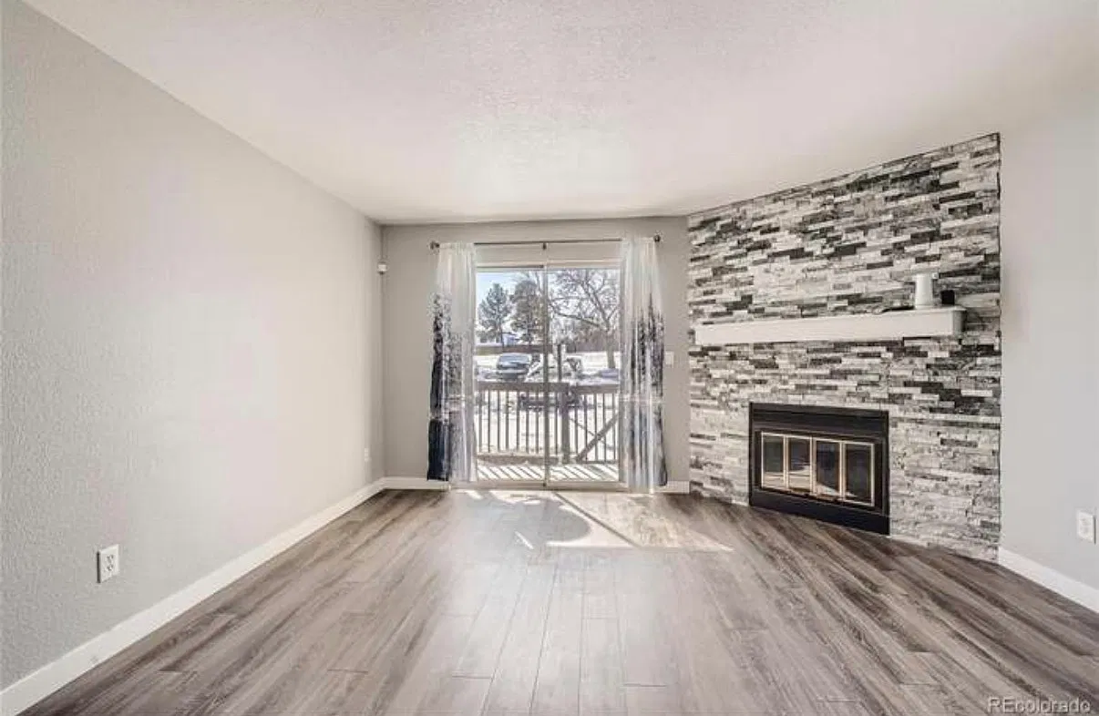 2 bed, 915 sqft, $2,100 — Photo 3