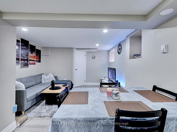 3rd image of 118 Fairholt Rd S #4