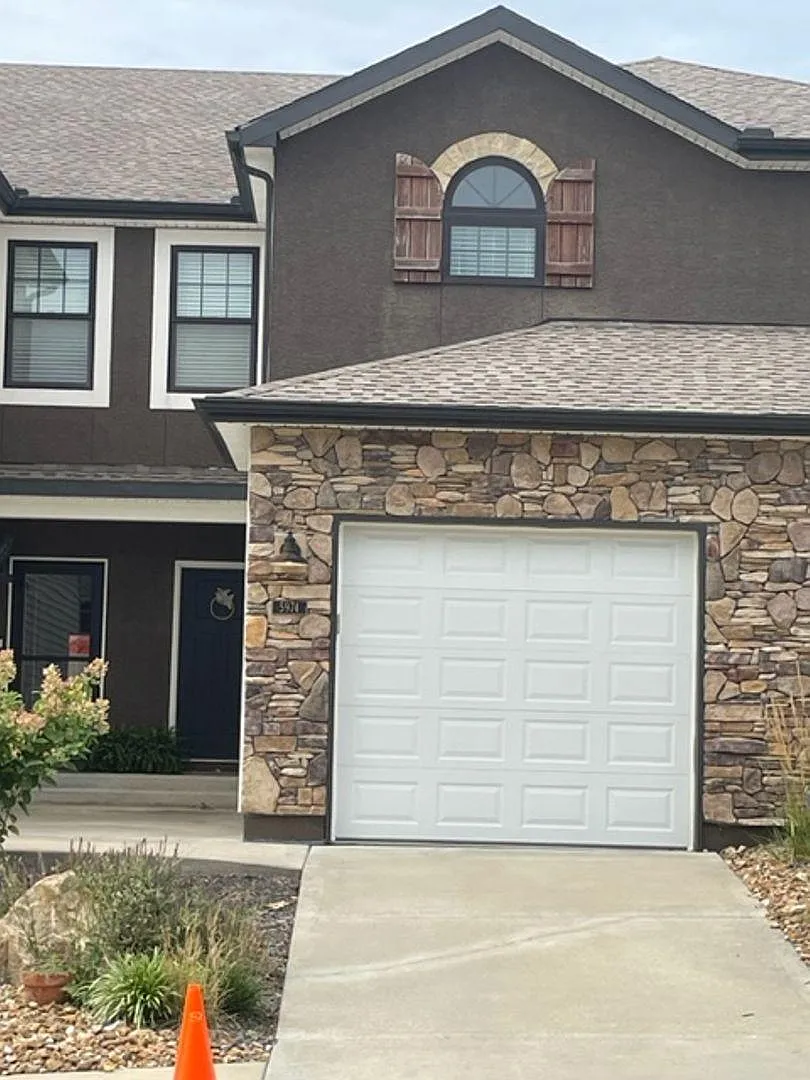 2 bed, 2.5 bath, 1750 sqft, $2,100 — Photo 1