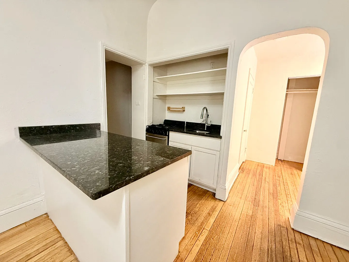 Spacious 1 Bed Cap Hill Apartment In Historic Mansion! Available August! — Photo 2