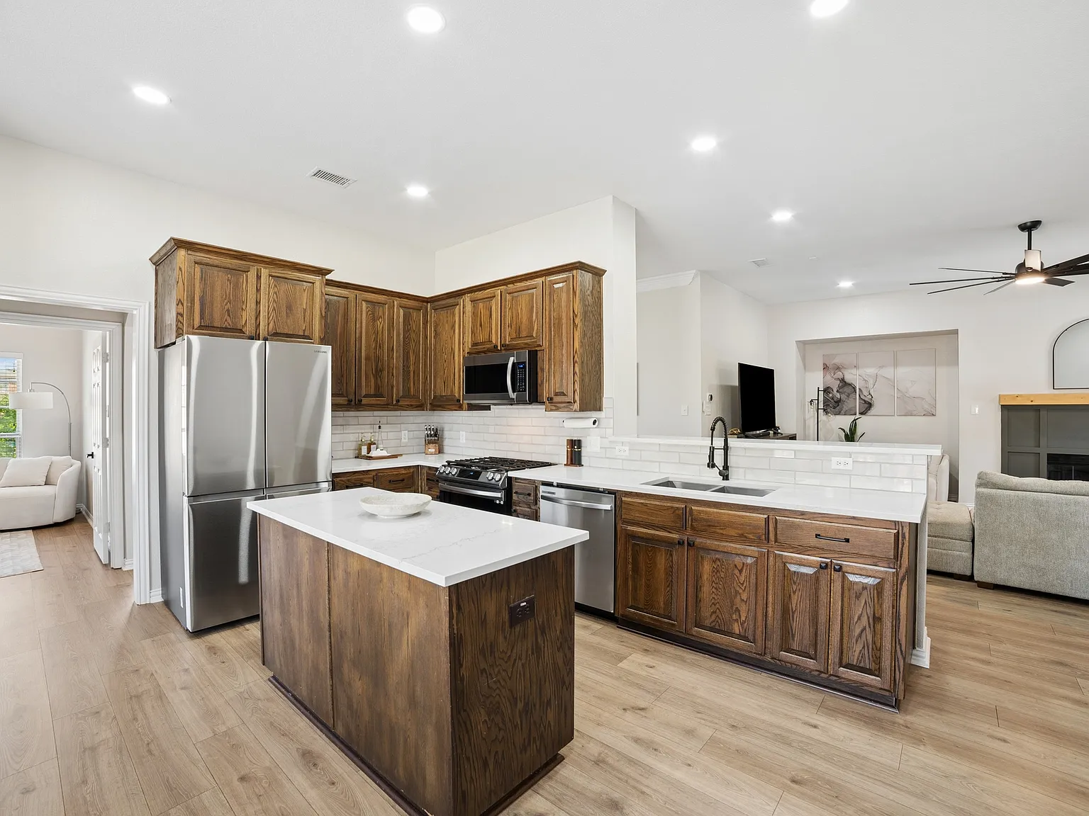 4 bed, 2298 sqft, $2,600 — Photo 2
