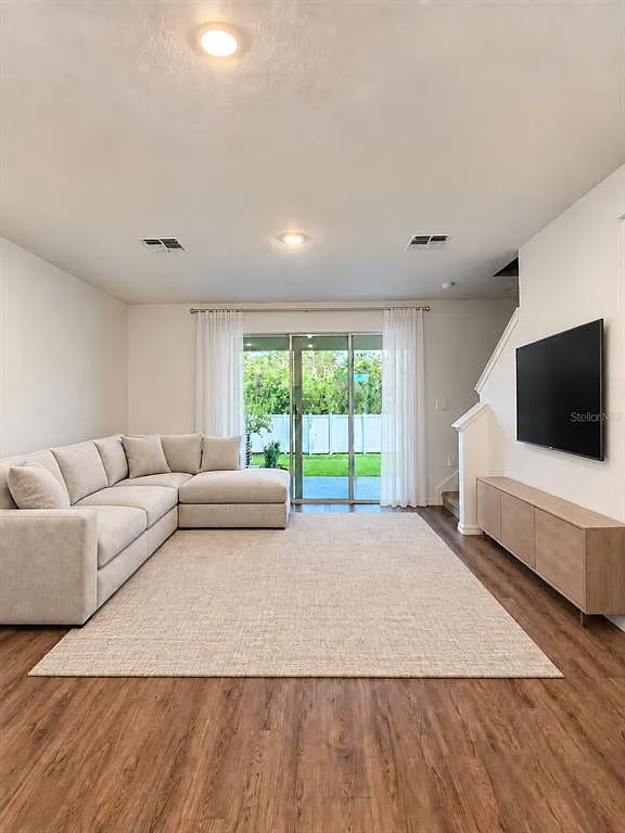 3 bed, 2.5 bath, 1673 sqft, $2,400 — Photo 4