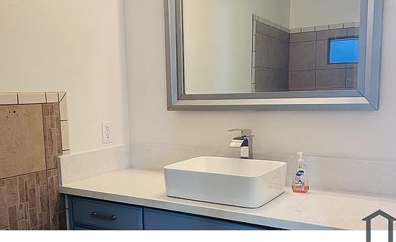 4th image of 4041 1/2 W 21st St