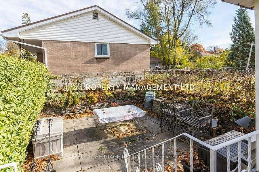 255 Farley Avenue, Belleville -3 Bed | 1 Bath | 4 Parking | Semi-Furnished — Photo 2