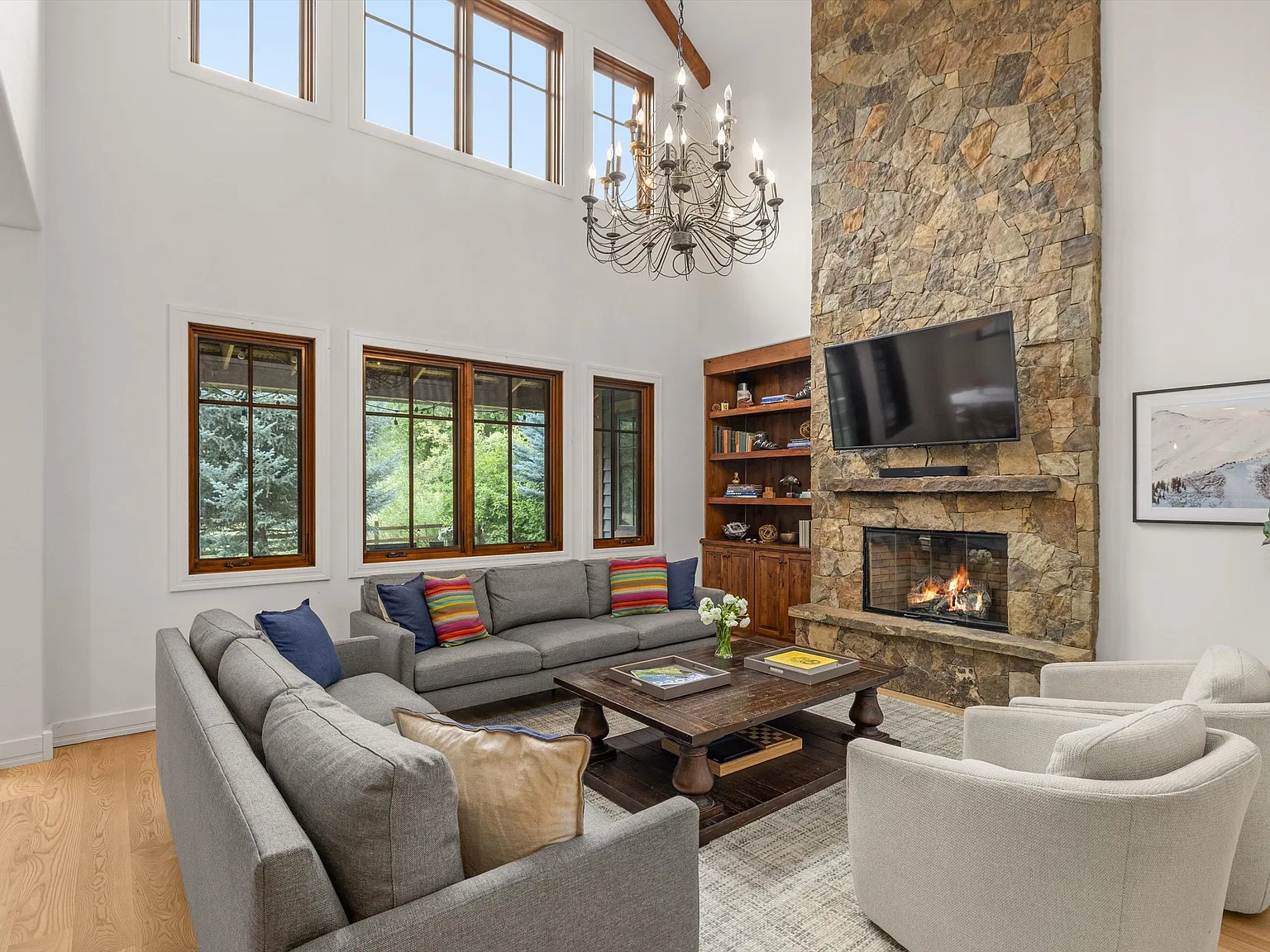 4 bed, 4.5 bath, 3989 sqft, $8,500 — Photo 3