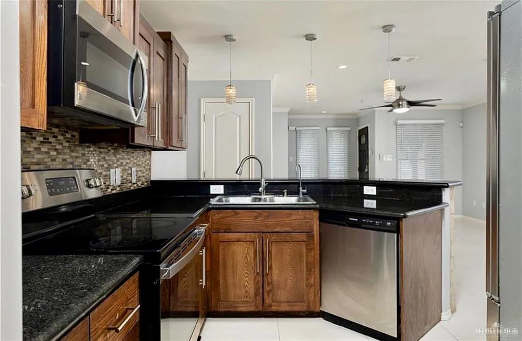3 bed, 2.5 bath, 1272 sqft, $1,250 — Photo 3