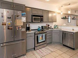 2 bed, 1.5 bath, 840 sqft, $1,800 — Photo 2