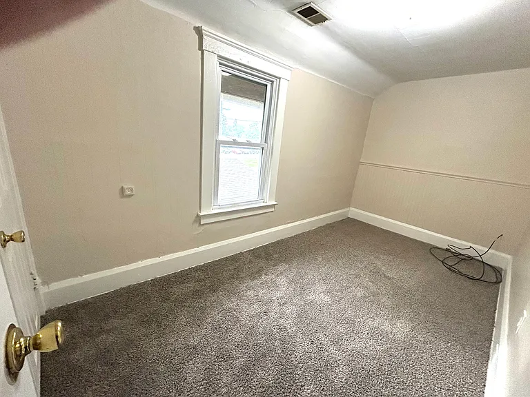 843 Bond St #UP — Photo 5
