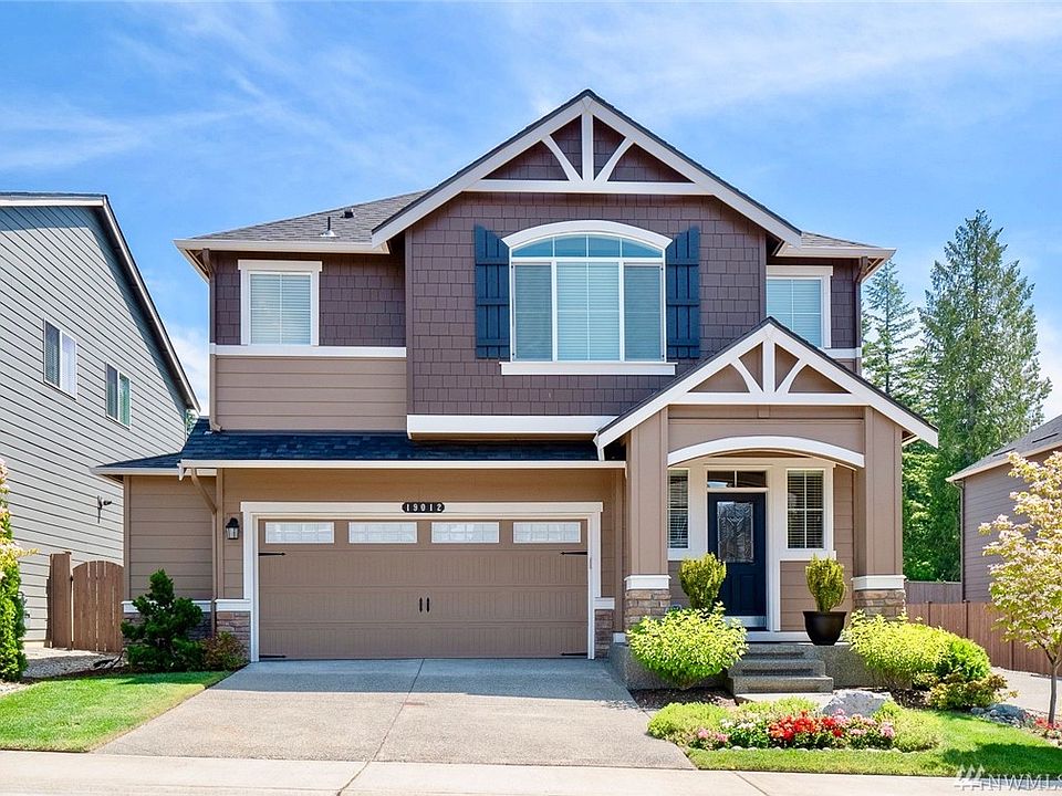 Welcome Home to Wembley Park! Gorgeous craftsman with 2 1/2 car garage.