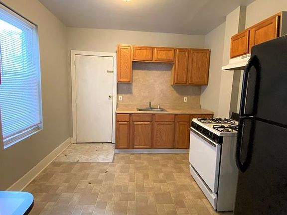 2nd image of 3023 W Dakota St