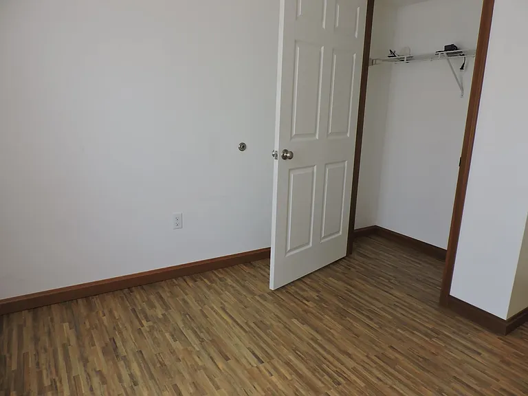 Beautiful Apartments Located 2 Blocks From Penn West Campus — Photo 16