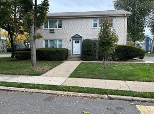 21 Arch Ln APT 1A, Islip, NY 11751