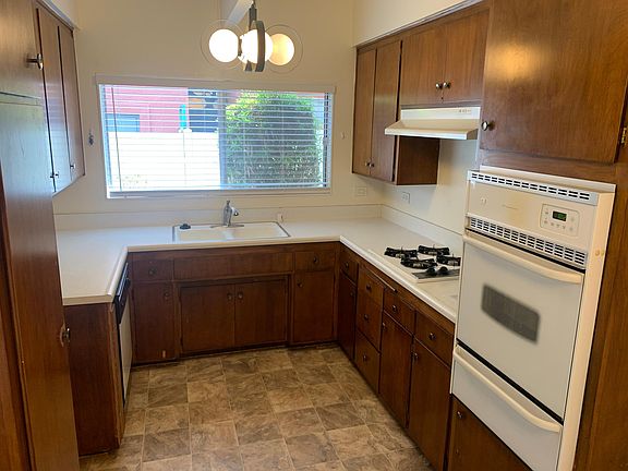 3rd image of 12964 Moorpark St #1