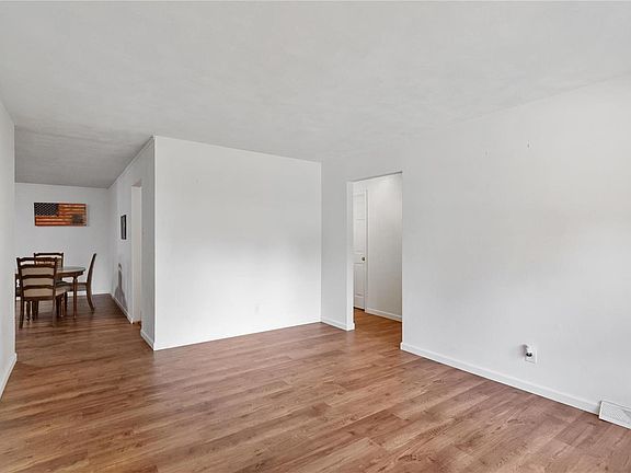 5th image of 38 Coachlight Dr