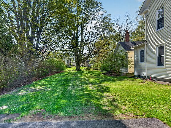 2nd image of 40 Maple St #2
