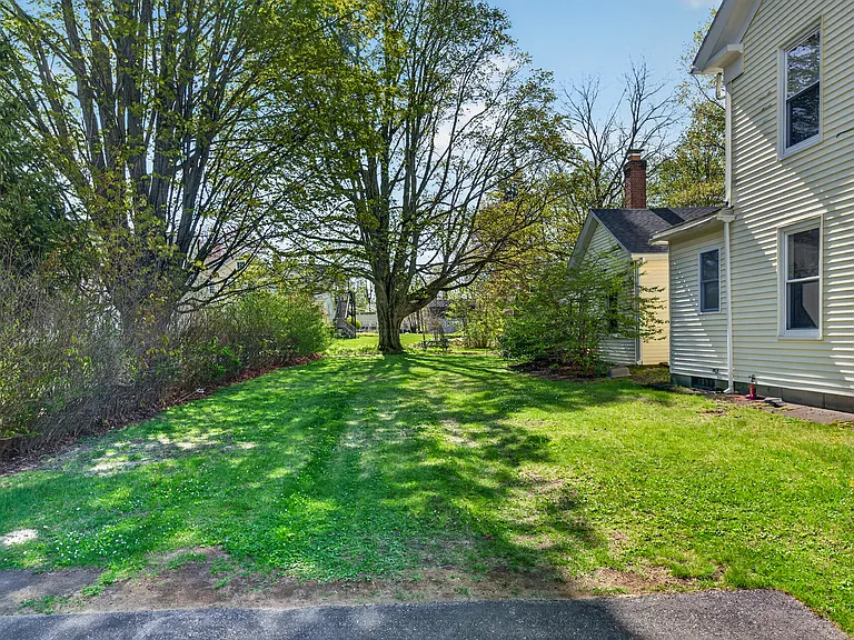 40 Maple St #2 — Photo 2