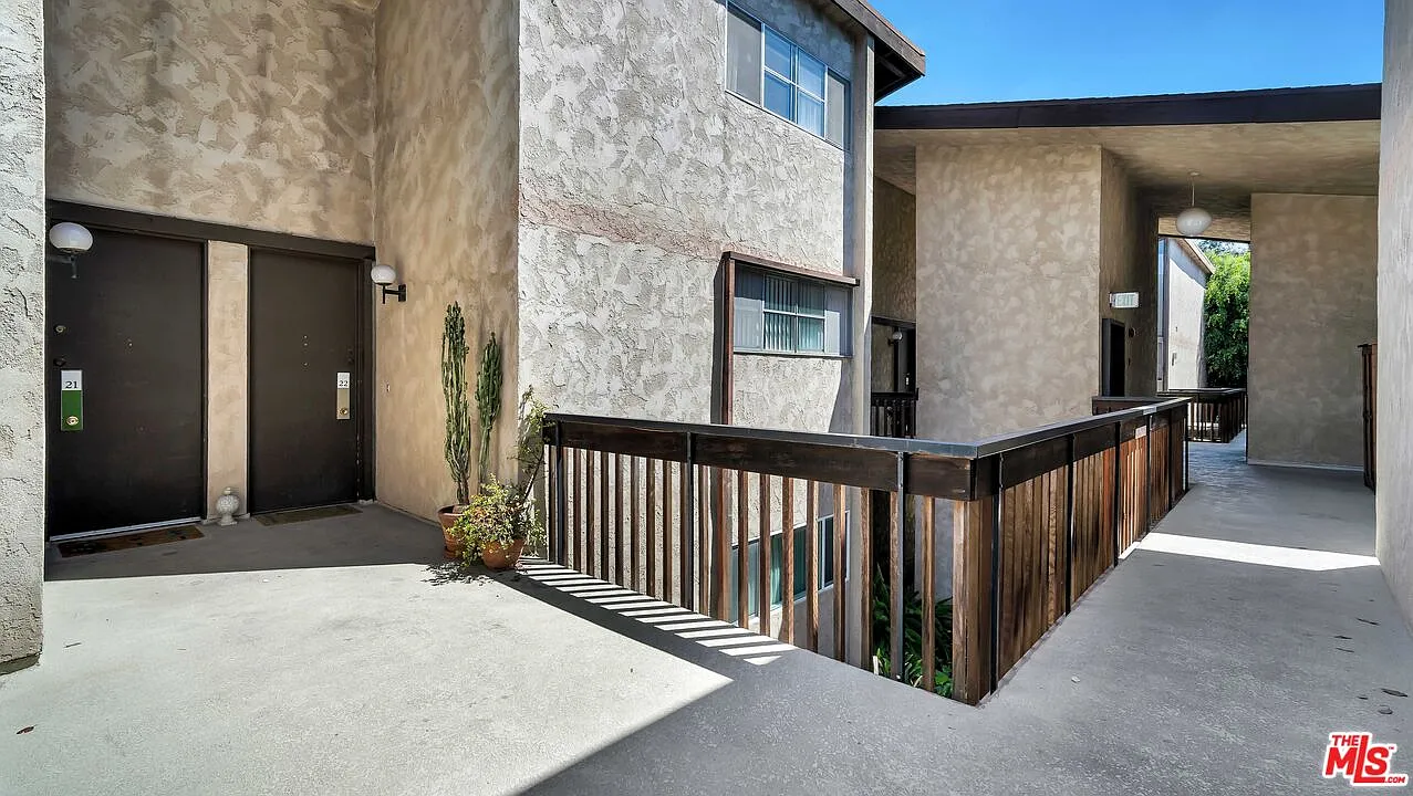 2 bed, 1.0 bath, 975 sqft, $3,200 — Photo 3