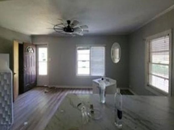 3rd image of 815 Caver St
