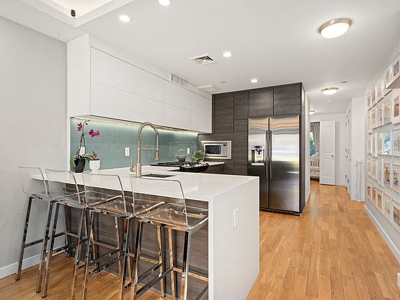 4th image of 169 Lexington Ave #1
