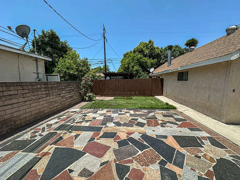 7353 Yarmouth Ave — Photo 16