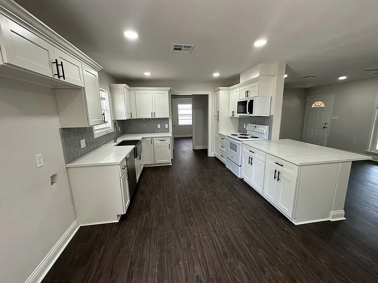 614 Benson St — Photo 13