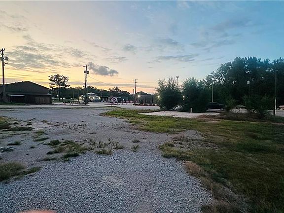 4th image of 10901 E Truman Rd