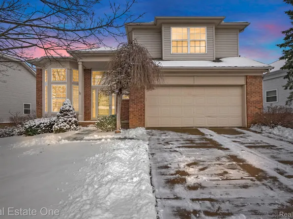3212 Silverbrook Dr, Rochester, MI 48306