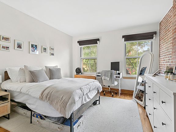 5th image of 548 1/2 Hudson St APT 4