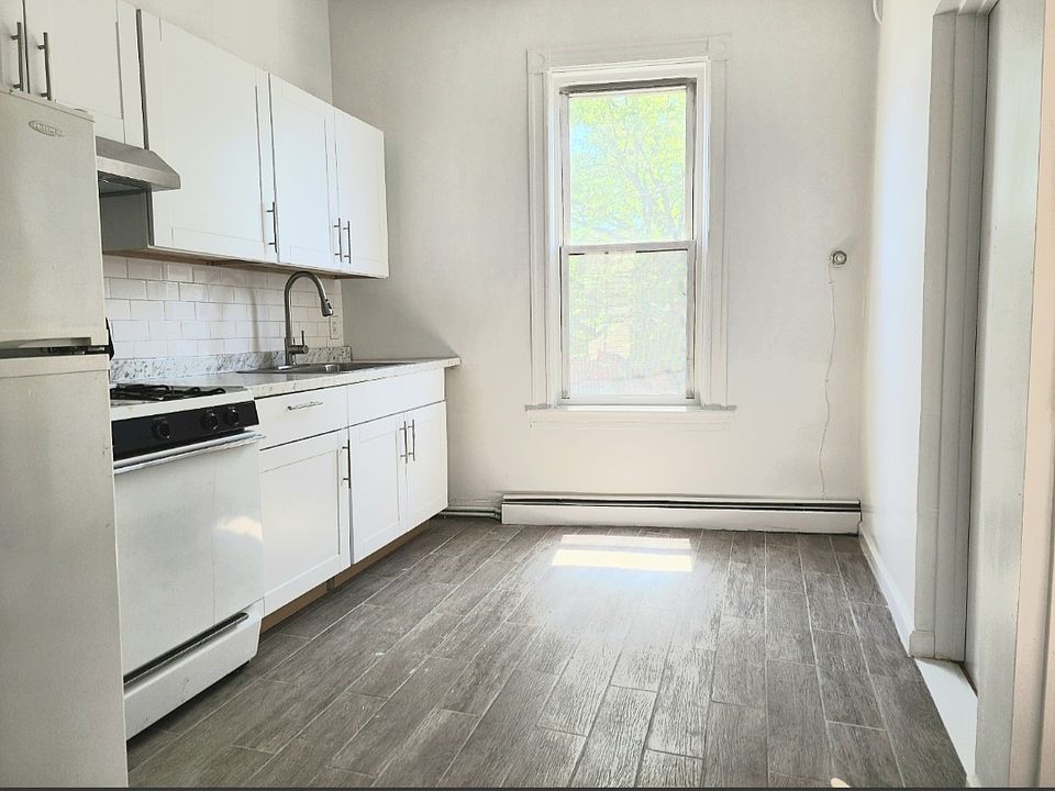2nd image of 3385 Fulton St