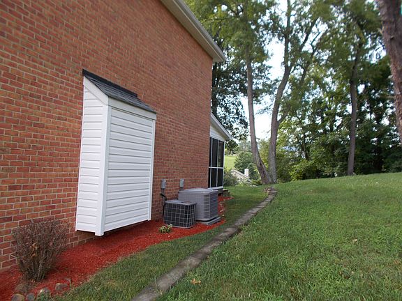 4th image of 3812 Derby Dr