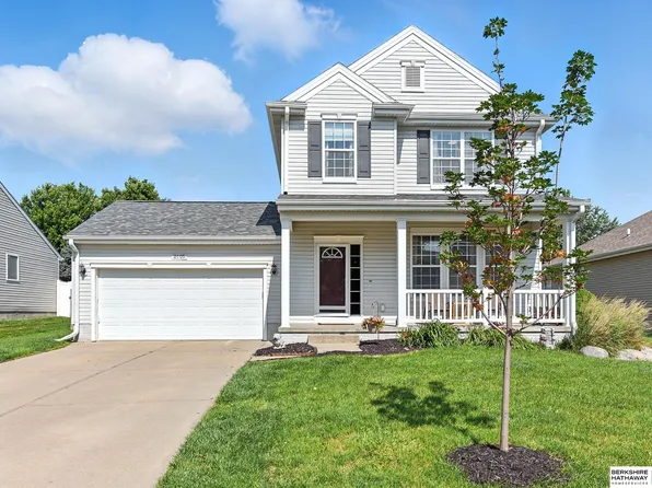 2105 Petersen Dr, Papillion, NE 68046