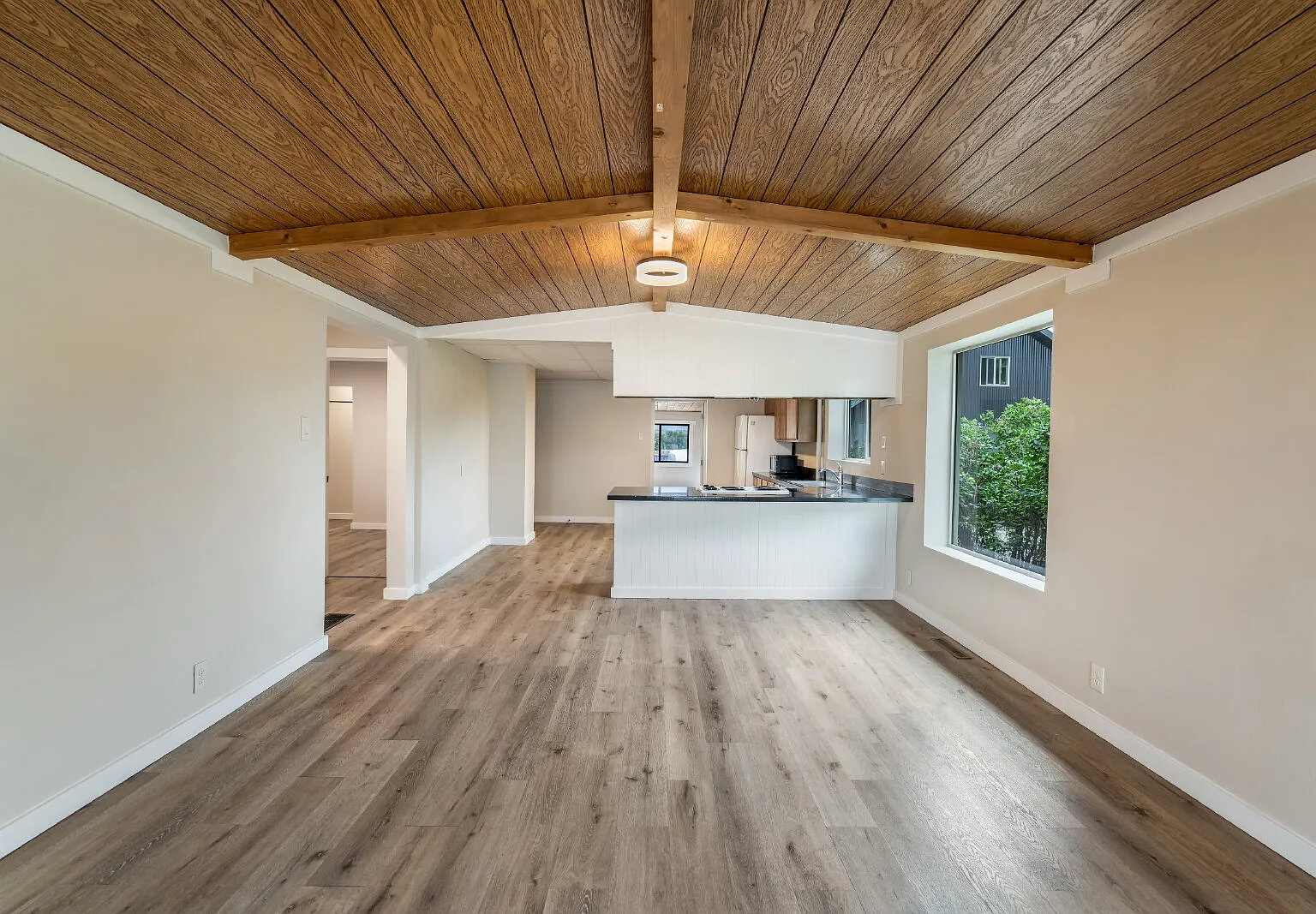 3 bed, 1.0 bath, 1431 sqft, $2,750 — Photo 3