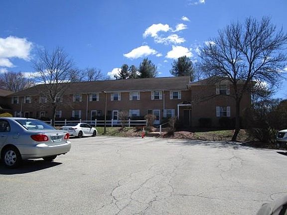 3rd image of 215 Elmwood Dr #215
