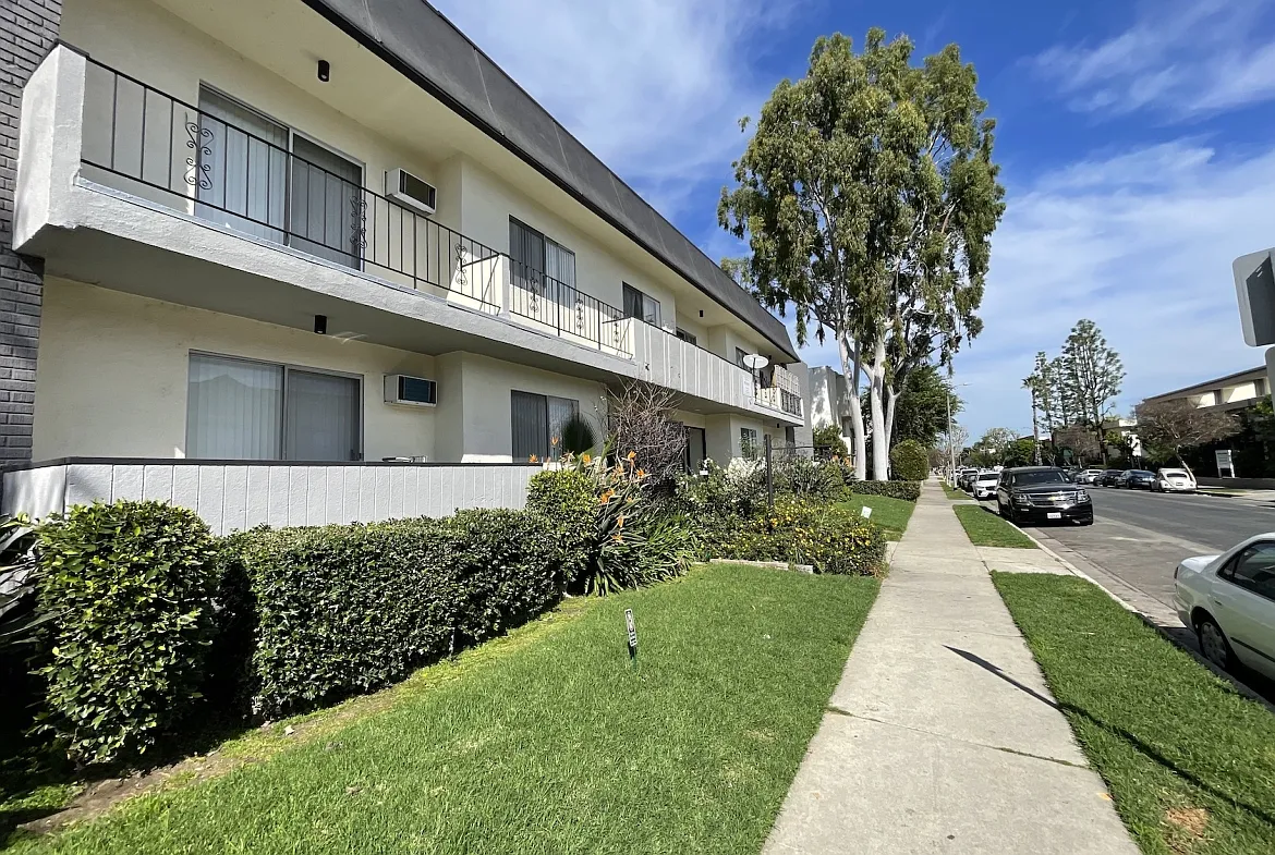 Newcastle Ave, Encino — Photo 3