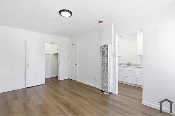 11901 S San Pedro St #B — Photo 2