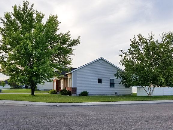 2nd image of 1526 Summer Way