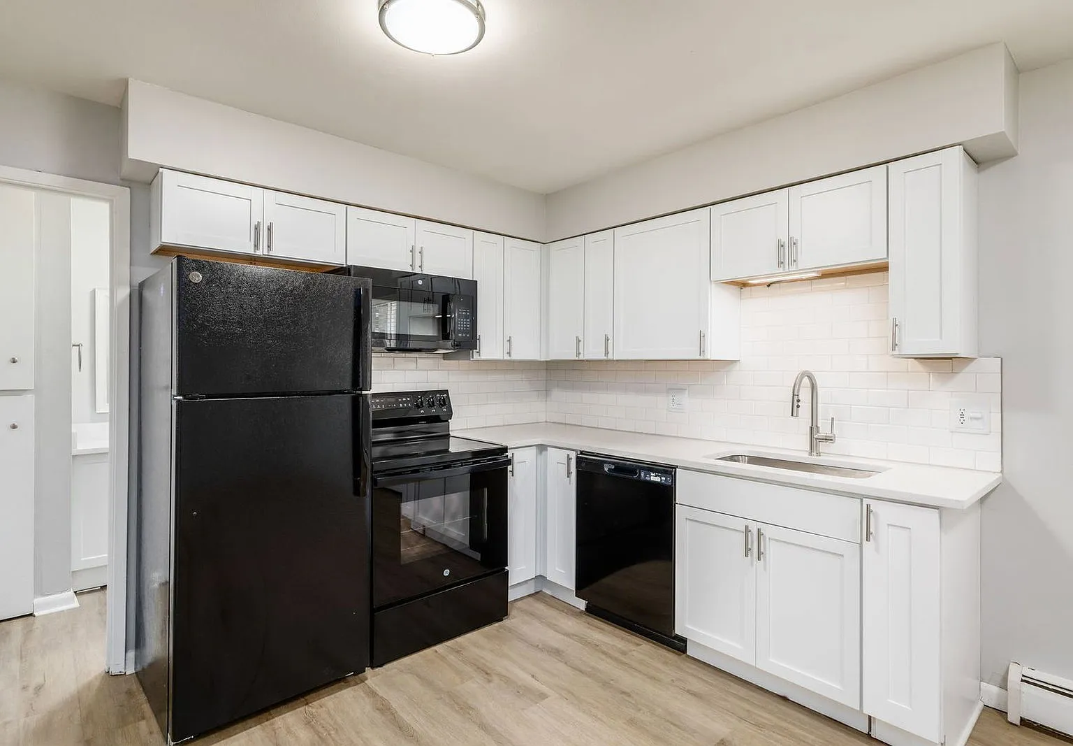 1 bed, 1.0 bath, $899 — Photo 3