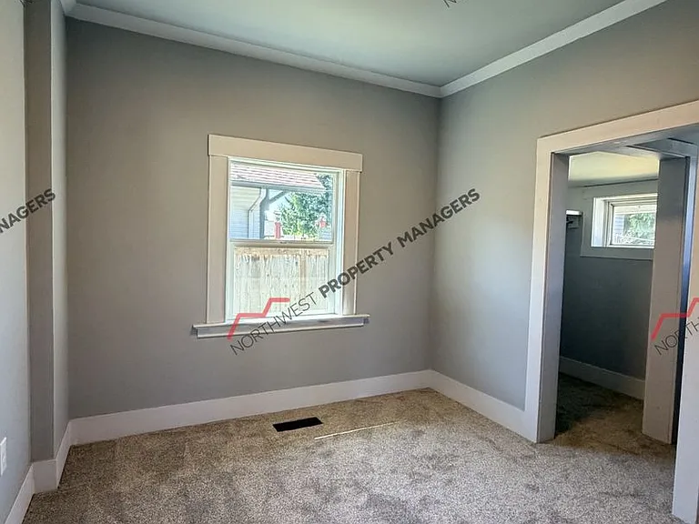 927 Marion St — Photo 13