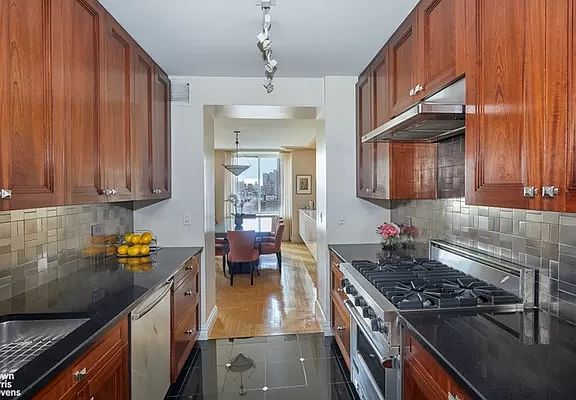 3rd image of 170 E 87th St APT W11b