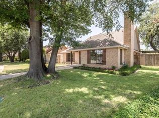904 Country Club Ln, Fort Worth, TX 76112