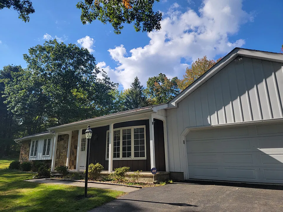 335 Colgate Ln