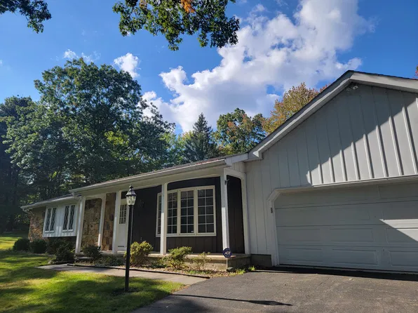 335 Colgate Ln, East Stroudsburg, PA 18301