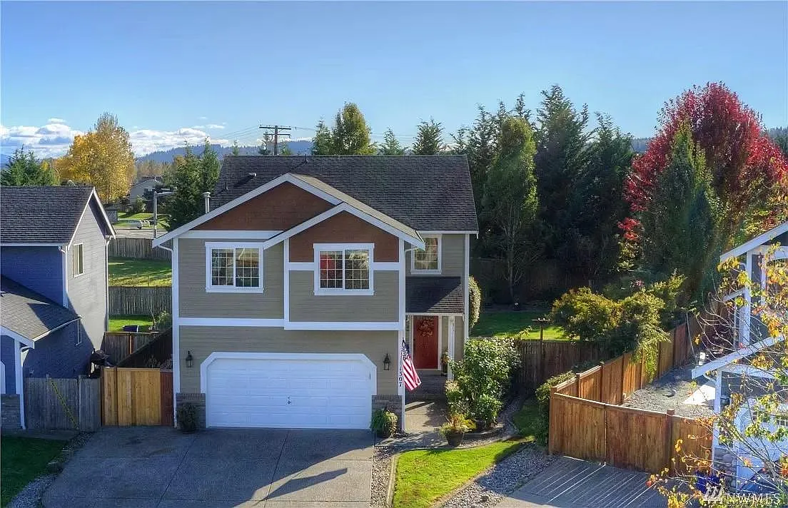 5 bed, 2.5 bath, 2489 sqft, $3,530 — Photo 1