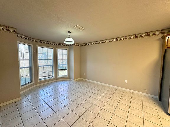 3rd image of 124 Summer Blvd