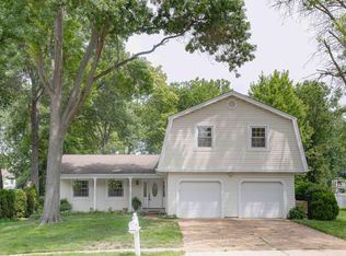 15963 Country Ridge Dr, Chesterfield, MO 63017